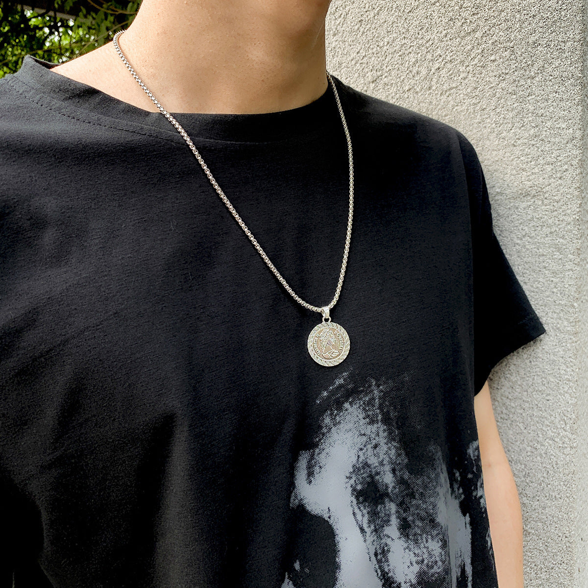Vintage Vintage Queen Head Necklace For Men