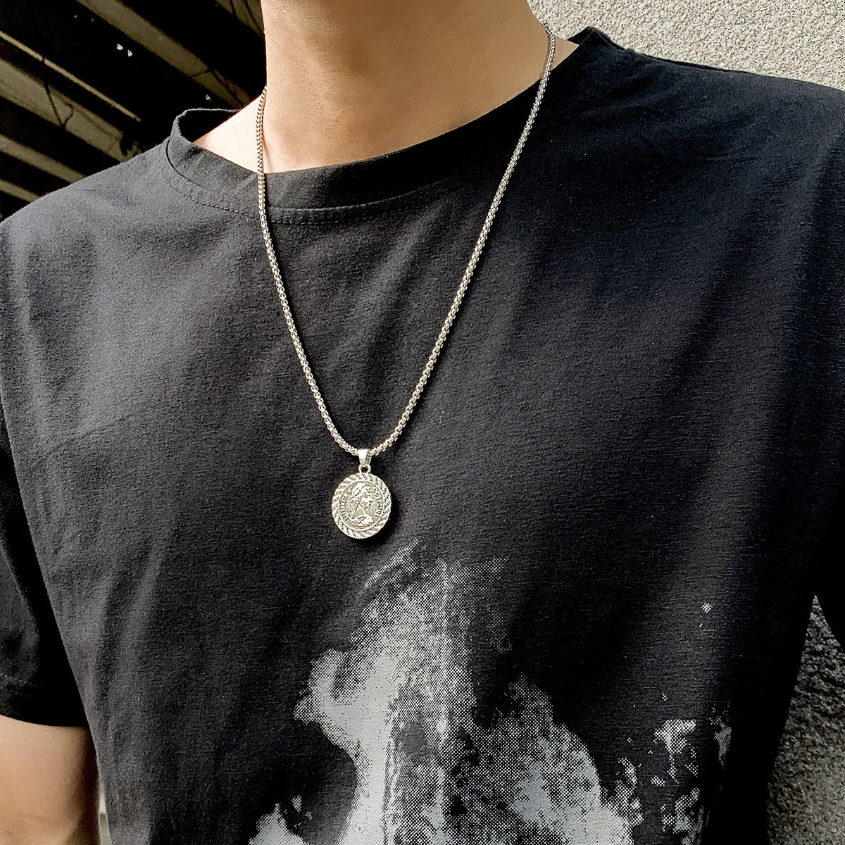 Vintage Vintage Queen Head Necklace For Men