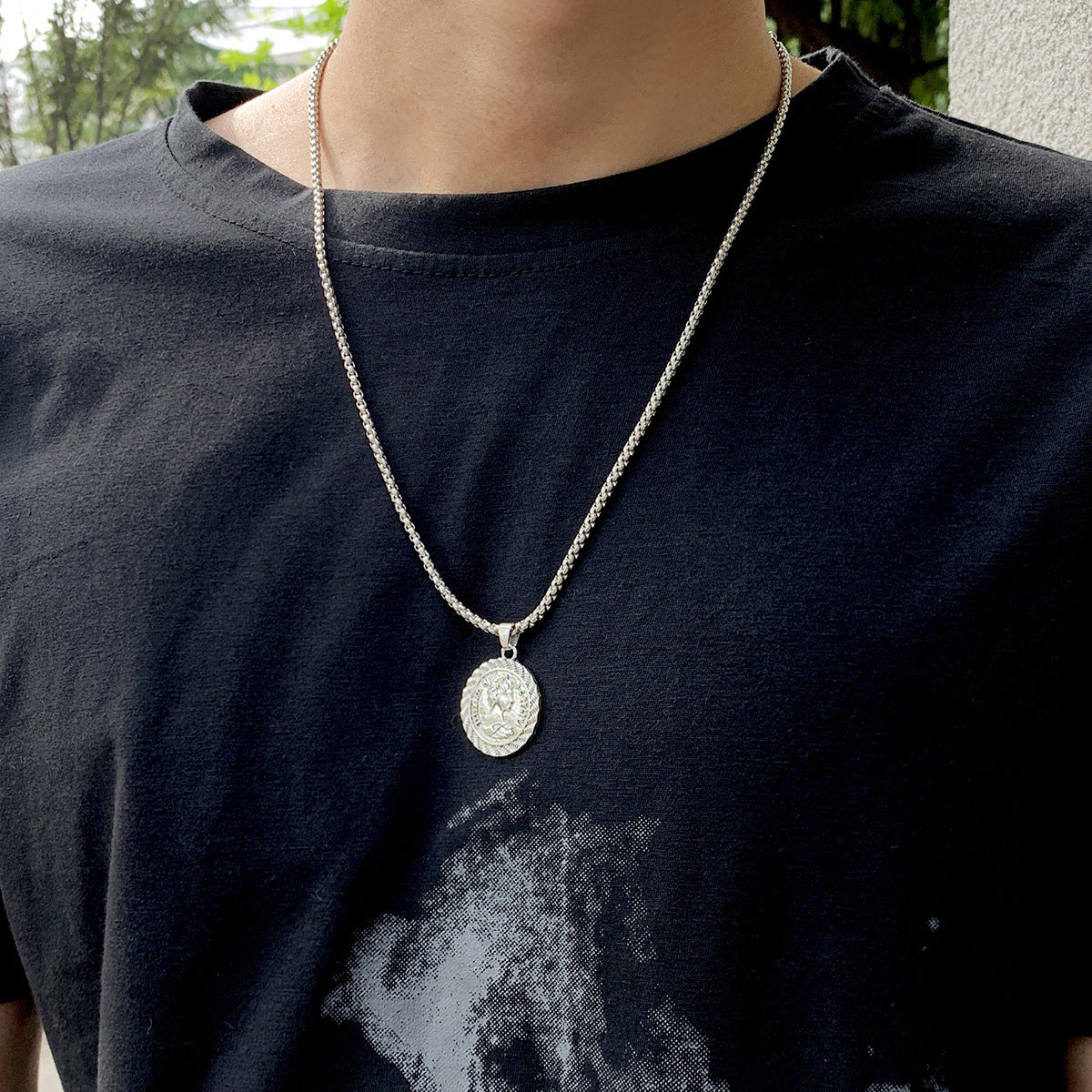 Vintage Vintage Queen Head Necklace For Men