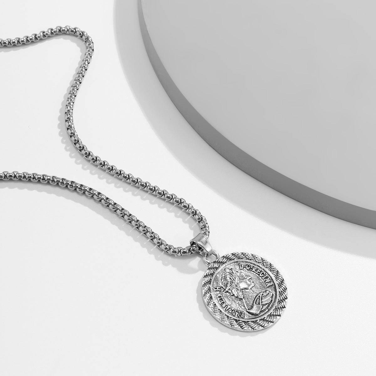 Vintage Vintage Queen Head Necklace For Men